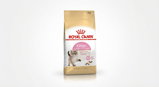 ถุงอาหารลูกแมว Royal Canin Kitten บนพื้นหลังสว่าง